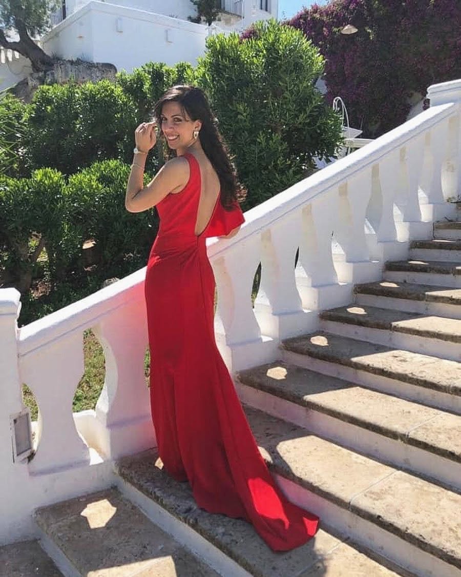 Clienta real con vestido rojo de ceremonia