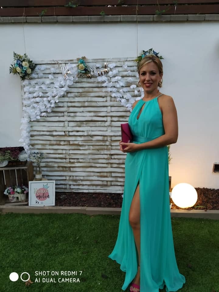 Clienta real con vestido turquesa de ceremonia